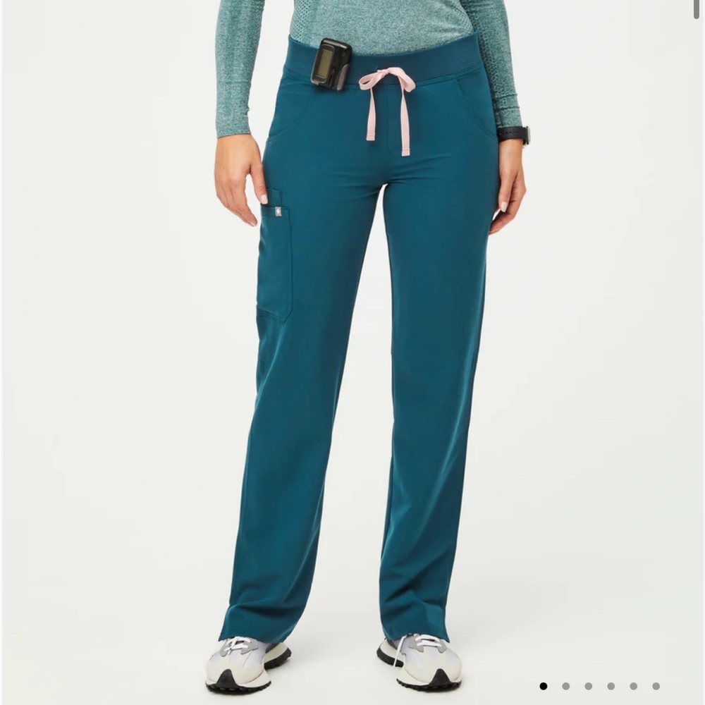 Figs Caribbean blue kade scrub pants, size M petite women’s, EUC